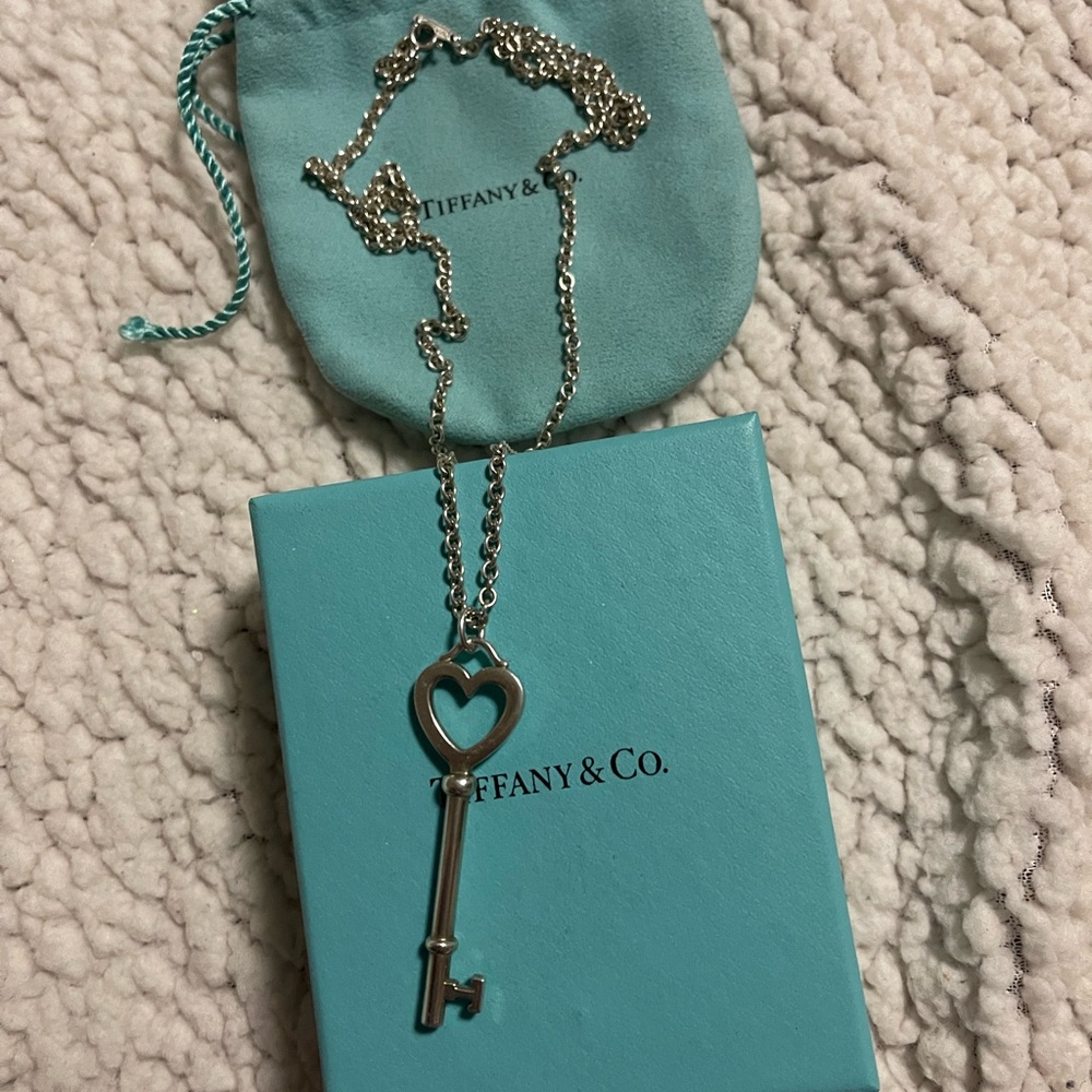 💎🩵 Tiffany & co key pendant and long Tiffany chain